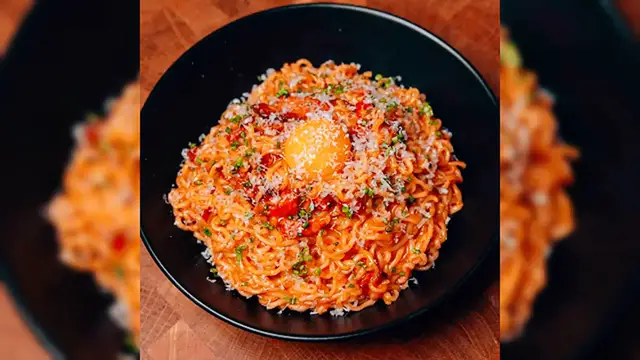 Video thumbnail for Creamy Ramen Carbonara_ A Fusion of Flavors