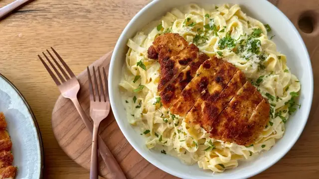 'Video thumbnail for Ultra Creamy Chicken Fettuccine Alfredo Recipe'