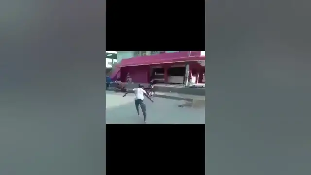 Video thumbnail for مشهد فظيع يرعب الناس ويتحول إلى كوميدي 😂🤡