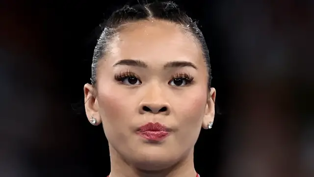 'Video thumbnail for You Might Not Recognize Gymnast Suni Lee Without Makeup'