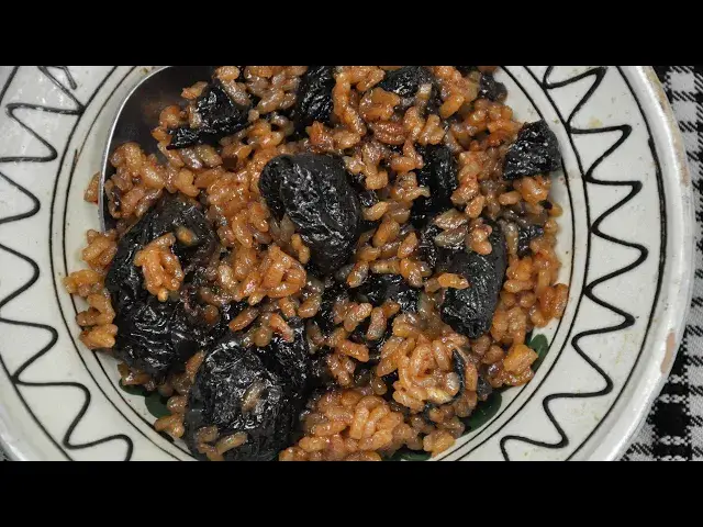 'Video thumbnail for Orez cu prune uscate si zahar ars, traditional, savuros, usor de facut - muzica@ovidiunistor5871'