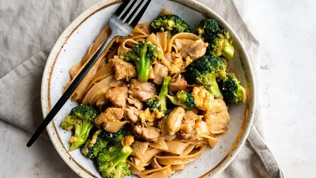 Video thumbnail for Chicken Pad See Ew Recipe