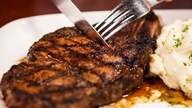 'Video thumbnail for LongHorn Steakhouse Vs Texas Roadhouse: Which Is Better?'