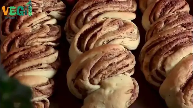 'Video thumbnail for Homemade cinnamon and walnut bread, healthy and gluten-free, delicious and fragrant'