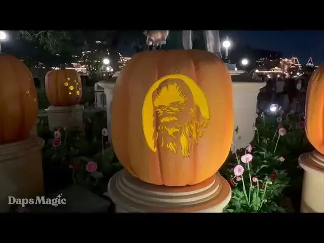Video thumbnail for New Star Wars: Galaxy's Edge Pumpkin Arrives at Disneyland's Hub 4K