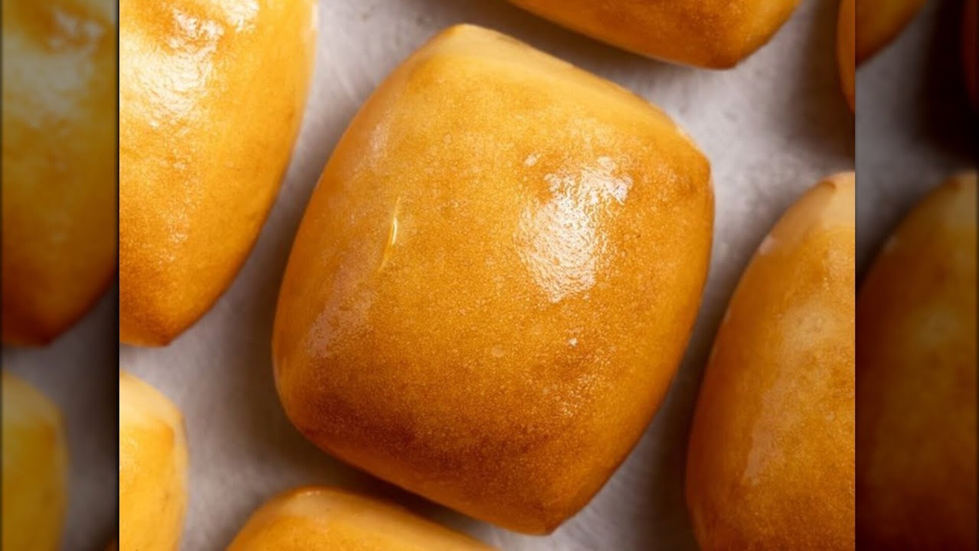 Video thumbnail for This Is What Makes Texas Roadhouse Rolls So Delicious