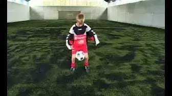 Video thumbnail for Grib bolden mellem knæene | Fodboldtricks