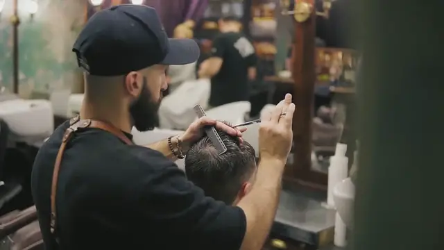 Video thumbnail for Jake_Gyllenhaal_s_Summer_Buzz_Cut