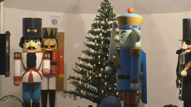 Video thumbnail for Spielzeugstadt Seiffen: Klöppelarbeiten Erzgebirge, Nussknacker