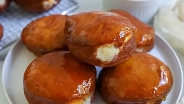 Video thumbnail for Crème Brûlée Donuts Recipe