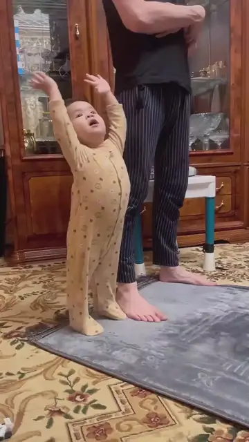 Video thumbnail for Cute baby girl praying with her dad