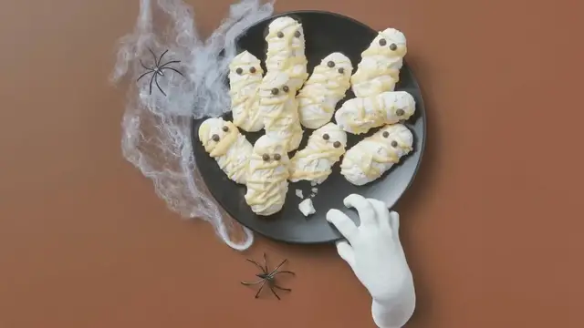 'Video thumbnail for How to Make Creepy Mini Pizzas for Halloween'