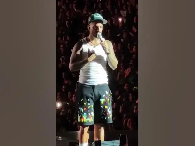Video thumbnail for 🚨 Maluma le da una lección a mamá en pleno concierto en CDMX 🚨