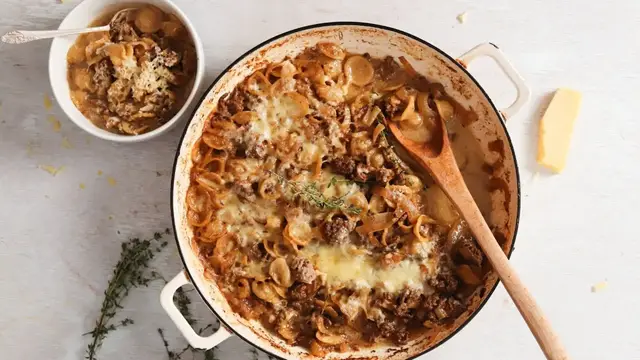 'Video thumbnail for Cheesy French Onion Soup Pasta Casserole Recipe'