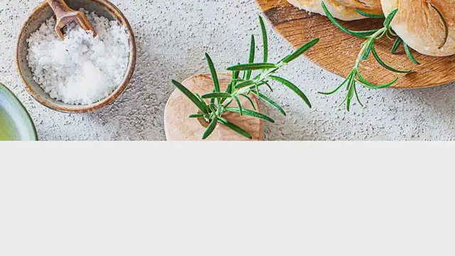 'Video thumbnail for Rosmarin-Brötchen {frisch aus dem ofen}'