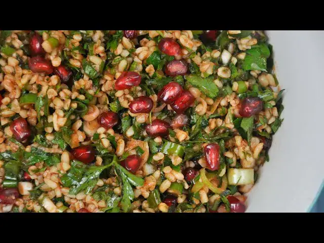 Video thumbnail for Salata Kisir, salata turceasca de bulgur cu patrunjel si rodie, sanatoasa si usor de facut