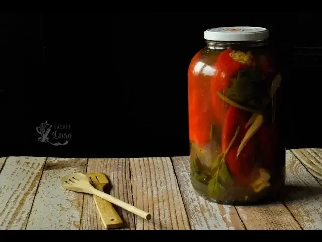 'Video thumbnail for Ardei umpluti cu varza in saramura pentru iarna'