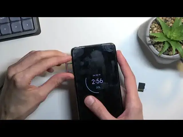 'Video thumbnail for How to Insert SIM Card & SD Card in Motorola Moto G82'