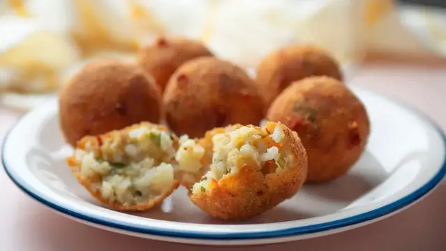 'Video thumbnail for Cheesy Rice Balls Using Leftover Rice (Arancini)'