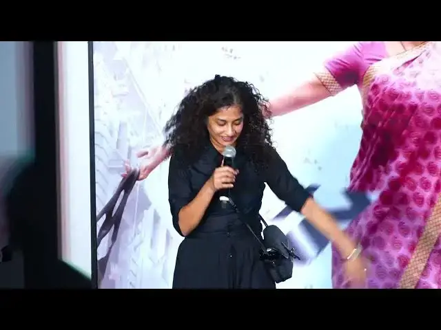 Video thumbnail for Sridevi's sarees from English Vinglish to be auctioned as film completes 10 years