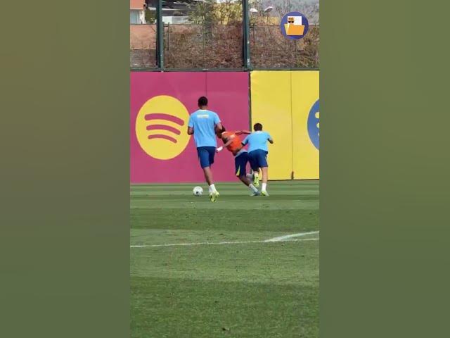 Video thumbnail for 💀 Lamine Yamal destruyó a Cubarsí en el entrenamiento 

📹 FC Barcelona