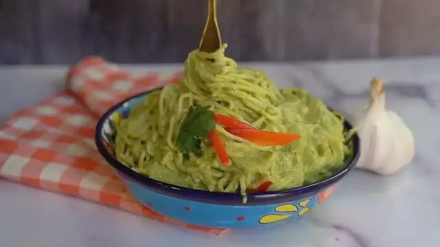 Video thumbnail for Pasta en crema de poblano