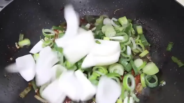 'Video thumbnail for 7 Minute Jjajangmyeon Black Bean Noodles Recipe l Better Than Restaurants(720P_HD)'