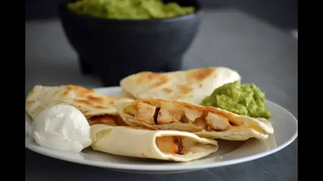 Video thumbnail for Receta de Quesadillas de Pollo Básicas | Cómo Hacer Quesadillas | SyS