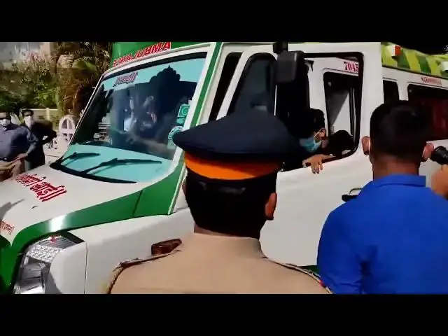 Video thumbnail for Sushant Singh Rajput’s GF Rhea Chakraborty Devasted After Seeing Him In Hospital