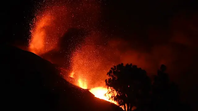 Video thumbnail for La Palma volcano eruption 29 Sep 2021 - lava fountains from several vents