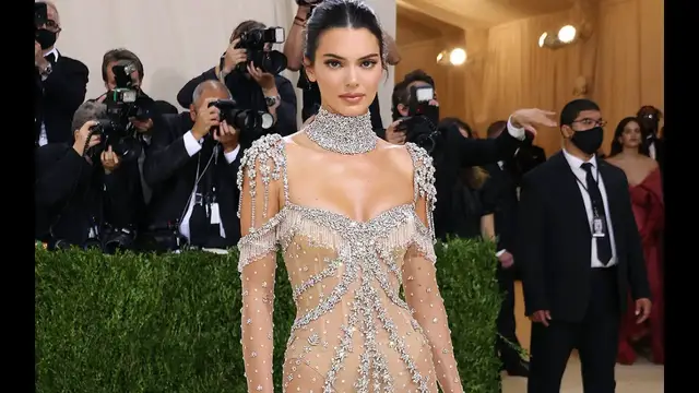 Video thumbnail for Red Carpet Looks from The Met Gala 2021