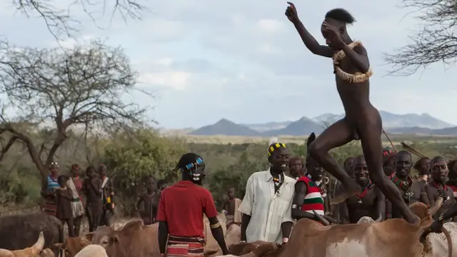 Video thumbnail for Bullensprung bei den Hamer | Abenteuer Äthiopien