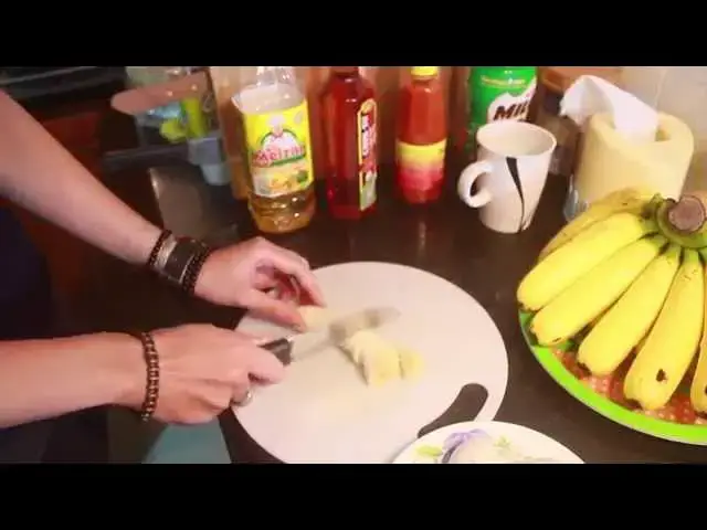 Video thumbnail for Cách làm bánh pancake chuối - đơn giản mà cực ngon
