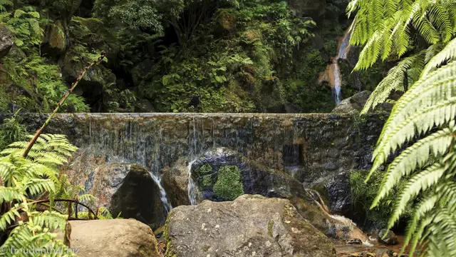 Video thumbnail for Naturschwimmbecken Caldeira Velha | Azoren