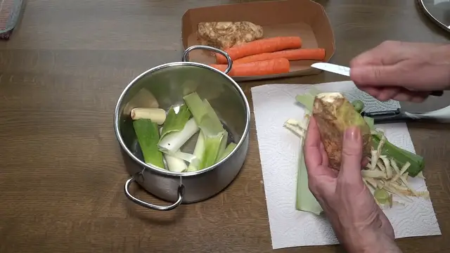 'Video thumbnail for Gemüsefond (Brühe) herstellen'