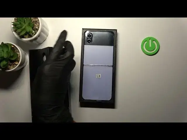 Video thumbnail for Samsung Galaxy Z Flip4 All Box Accessories - Unboxing