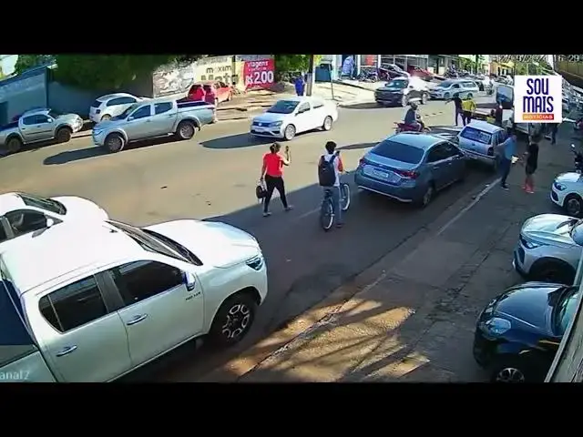Video thumbnail for Caixão com corpo dentro cai de carro funerário no meio de avenida em Araguaína (TO)