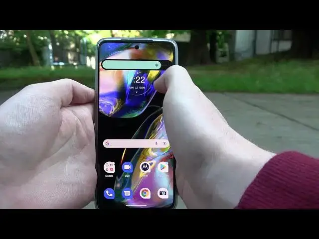 'Video thumbnail for Motorola Moto G82 - Outside Display Brightness'