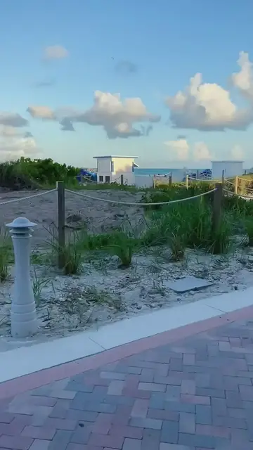 Video thumbnail for Evening on Miami Beach Boardwalk