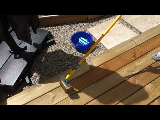 Video thumbnail for Comment appliquer du saturateur sur une terrasse en bois