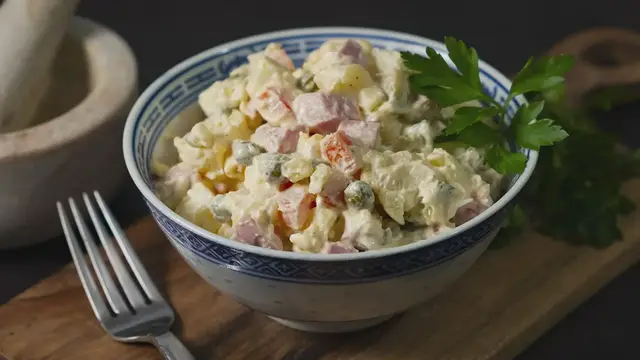 'Video thumbnail for Como hacer una Ensalada Rusa / Russian Salad'