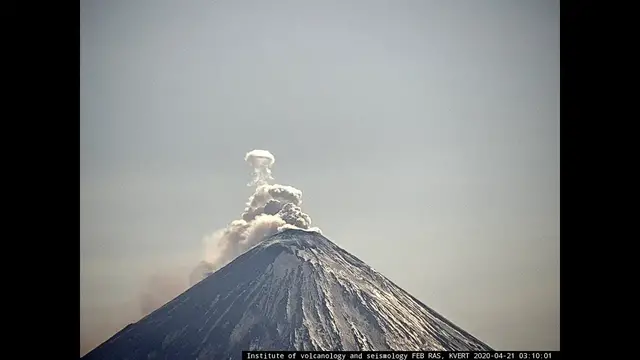 Video thumbnail for Klyuchevskoy volcano blows steam ring, eruption 20-21 April 2020