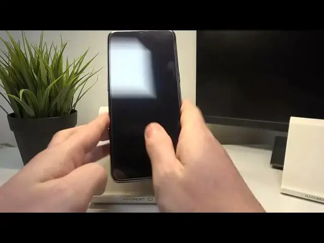 'Video thumbnail for OnePlus 10T Hand Size Comparison'