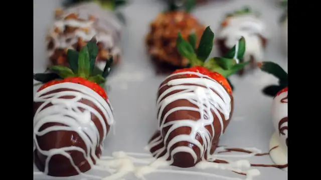 Video thumbnail for CHOCOLATE COVERED STRAWBERRIES | How To Make Chocolate Strawberries | SyS