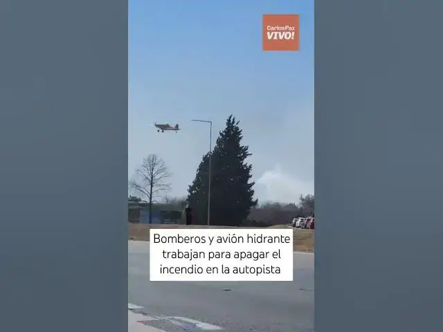 'Video thumbnail for Bomberos y avión hidrante trabajan para apagar el incendio. Mientras la autopista permanece cortada'