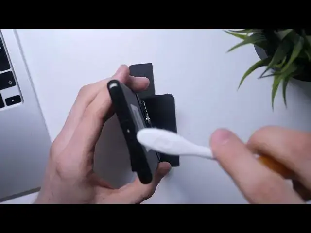 Video thumbnail for How to Clean USB Port on Xiaomi 12S Ultra Using only a toothbrush / Remove debris from Xiaomi USB