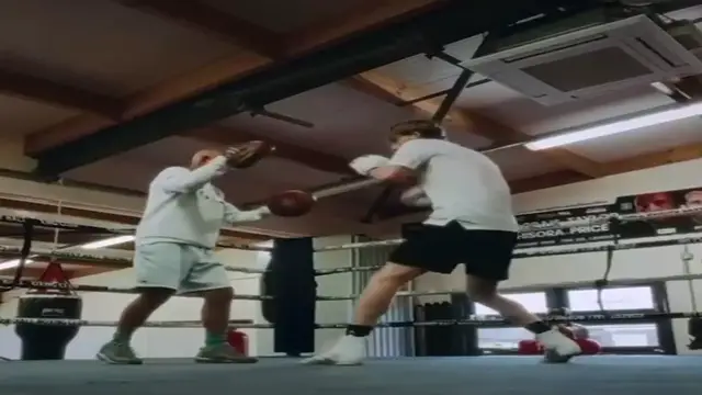 Video thumbnail for Anthony Gordon hits the pads with boxing trainer