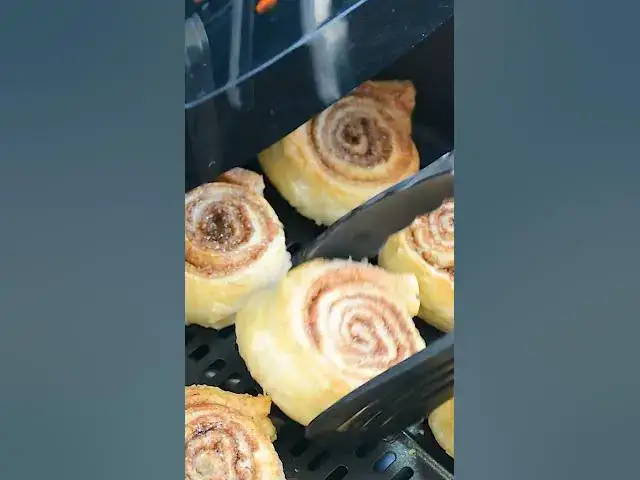 Video thumbnail for Rulouri cu scorțișoară la airfryer - gata în 10 minute! #bucatearomate  #retetesimple #airfyer