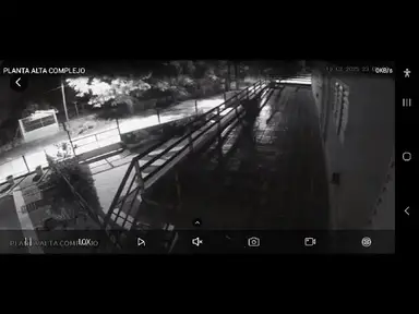 'Video thumbnail for Descargaron un camión lleno de verdura podrida en el Diquecito'
