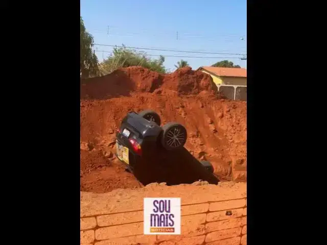 Video thumbnail for Motorista passa por cima de sinalização e carro vai parar em vala com rodas para cima, em Palmas